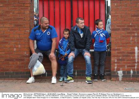 Aktuell Fußball, Champions League Playoff, FC Brügge Fans vor Spielbeginn in Manchester - MANCHESTER, UNITED KINGDOM: Club s supporters pictured before a soccer game between British club Manchester United ManU FC and Belgian team Club Brugge KV in Manchester, United Kingdom, Tuesday 18 August 2015, the first leg of the play-offs for the UEFA Champions League competition. BRUNOxFAHY  x04682667x