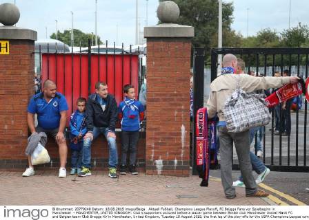 Aktuell Fußball, Champions League Playoff, FC Brügge Fans vor Spielbeginn in Manchester - MANCHESTER, UNITED KINGDOM: Club s supporters pictured before a soccer game between British club Manchester United ManU FC and Belgian team Club Brugge KV in Manchester, United Kingdom, Tuesday 18 August 2015, the first leg of the play-offs for the UEFA Champions League competition. BRUNOxFAHY  x04682668x