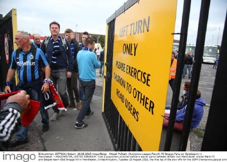 Aktuell Fußball, Champions League Playoff, FC Brügge Fans vor Spielbeginn in Manchester - MANCHESTER, UNITED KINGDOM: Club s supporters pictured before a soccer game between British club Manchester United ManU FC and Belgian team Club Brugge KV in Manchester, United Kingdom, Tuesday 18 August 2015, the first leg of the play-offs for the UEFA Champions League competition. BRUNOxFAHY  x04682669x