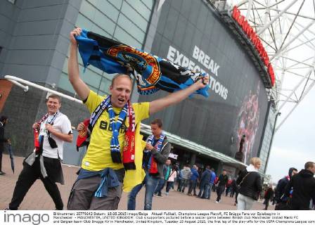 Aktuell Fußball, Champions League Playoff, FC Brügge Fans vor Spielbeginn in Manchester - MANCHESTER, UNITED KINGDOM: Club s supporters pictured before a soccer game between British club Manchester United ManU FC and Belgian team Club Brugge KV in Manchester, United Kingdom, Tuesday 18 August 2015, the first leg of the play-offs for the UEFA Champions League competition. BRUNOxFAHY  x04682671x