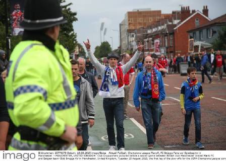 Aktuell Fußball, Champions League Playoff, FC Brügge Fans vor Spielbeginn in Manchester - MANCHESTER, UNITED KINGDOM: Club s supporters pictured before a soccer game between British club Manchester United ManU FC and Belgian team Club Brugge KV in Manchester, United Kingdom, Tuesday 18 August 2015, the first leg of the play-offs for the UEFA Champions League competition. BRUNOxFAHY  x04682664x