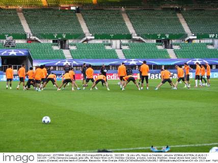 SOCCER - CL play offs, Rapid vs Shakhtar, preview VIENNA,AUSTRIA,18.AUG.15 - SOCCER - UEFA Champions League, play offs, SK Rapid Wien vs FC Shakhtar Donetsk, preview, training Shakhtar. Image shows head coach Mircea Lucescu (Donetsk) and the team of Donetsk. Keywords: Wien Energie. GEPAxpictures xChristianxOrt