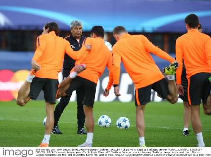 SOCCER - CL play offs, Rapid vs Shakhtar, preview VIENNA,AUSTRIA,18.AUG.15 - SOCCER - UEFA Champions League, play offs, SK Rapid Wien vs FC Shakhtar Donetsk, preview, training Shakhtar. Image shows head coach Mircea Lucescu (Donetsk) and the team of Donetsk. Keywords: Wien Energie. GEPAxpictures xChristianxOrt