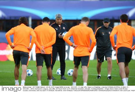 SOCCER - CL play offs, Rapid vs Shakhtar, preview VIENNA,AUSTRIA,18.AUG.15 - SOCCER - UEFA Champions League, play offs, SK Rapid Wien vs FC Shakhtar Donetsk, preview, training Shakhtar. Image shows head coach Mircea Lucescu (Donetsk) and the team of Donetsk. Keywords: Wien Energie. GEPAxpictures xChristianxOrt