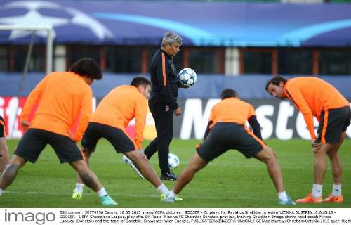 SOCCER - CL play offs, Rapid vs Shakhtar, preview VIENNA,AUSTRIA,18.AUG.15 - SOCCER - UEFA Champions League, play offs, SK Rapid Wien vs FC Shakhtar Donetsk, preview, training Shakhtar. Image shows head coach Mircea Lucescu (Donetsk) and the team of Donetsk. Keywords: Wien Energie. GEPAxpictures xChristianxOrt