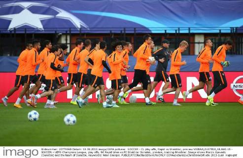 SOCCER - CL play offs, Rapid vs Shakhtar, preview VIENNA,AUSTRIA,18.AUG.15 - SOCCER - UEFA Champions League, play offs, SK Rapid Wien vs FC Shakhtar Donetsk, preview, training Shakhtar. Image shows Marcio Azevedo (Donetsk) and the team of Donetsk. Keywords: Wien Energie. GEPAxpictures xChristianxOrt