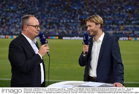 FUSSBALL CHAMPIONS LEAGUE SAISON 2015 2016 QUALIFIKATION Lazio Rom - Bayer 04 Leverkusen 18.08.2015 TV Experte Simon Rolfes (re) und Moderator Oliver Welke (li) 
