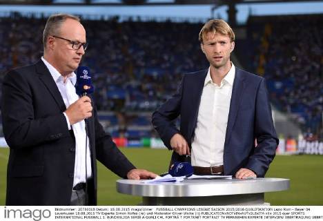 FUSSBALL CHAMPIONS LEAGUE SAISON 2015 2016 QUALIFIKATION Lazio Rom - Bayer 04 Leverkusen 18.08.2015 TV Experte Simon Rolfes (re) und Moderator Oliver Welke (li) 