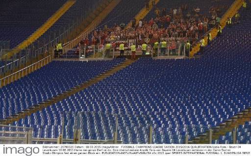 FUSSBALL CHAMPIONS LEAGUE SAISON 2015 2016 QUALIFIKATION Lazio Rom - Bayer 04 Leverkusen 18.08.2015 Hurra das ganze Dorf ist da: Eine überschaubare Anzahl Fans von Bayern 04 Leverkusen nehmen im der Curva Sud im Stadio Olimpico fast einen ganzen Block ein. 