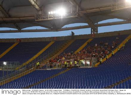 FUSSBALL CHAMPIONS LEAGUE SAISON 2015 2016 QUALIFIKATION Lazio Rom - Bayer 04 Leverkusen 18.08.2015 Hurra das ganze Dorf ist da: Eine überschaubare Anzahl Fans von Bayern 04 Leverkusen nehmen im der Curva Sud im Stadio Olimpico fast einen ganzen Block ein. 