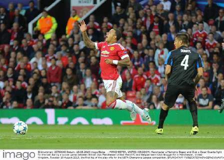 - MANCHESTER, UNITED KINGDOM: Manchester s Memphis Depay and Club s Oscar Duarte fight for the ball during a soccer game between British club Manchester United ManU FC and Belgian team Club Brugge KV in Manchester, United Kingdom, Tuesday 18 August 2015, the first leg of the play-offs for the UEFA Champions League competition. BRUNOxFAHY  x04682689x
