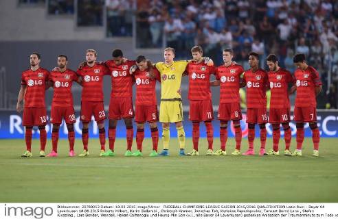 FUSSBALL CHAMPIONS LEAGUE SAISON 2015 2016 QUALIFIKATION Lazio Rom - Bayer 04 Leverkusen 18.08.2015 Roberto Hilbert, Karim Bellarabi , Christoph Kramer, Jonathan Tah, Kyriakos Papadopoulos, Torwart Bernd Leno , Stefan Kiessling , Lars Bender, Wendell, Hakan Calhanoglu und Heung-Min Son (v.l., alle Bayer 04 Leverkusen) gedenken Anlässlich der Traumerminute zum Tode von Gerhard Mayer-Vorfelder