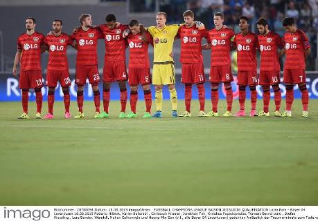 FUSSBALL CHAMPIONS LEAGUE SAISON 2015 2016 QUALIFIKATION Lazio Rom - Bayer 04 Leverkusen 18.08.2015 Roberto Hilbert, Karim Bellarabi , Christoph Kramer, Jonathan Tah, Kyriakos Papadopoulos, Torwart Bernd Leno , Stefan Kiessling , Lars Bender, Wendell, Hakan Calhanoglu und Heung-Min Son (v.l., alle Bayer 04 Leverkusen) gedenken Anlässlich der Traumerminute zum Tode von Gerhard Mayer-Vorfelder