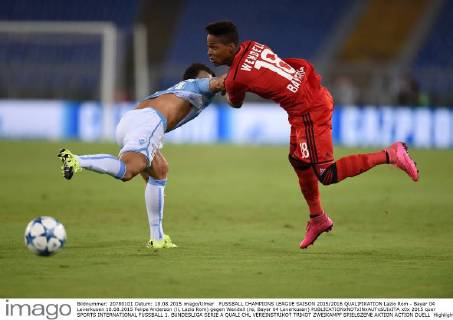 FUSSBALL CHAMPIONS LEAGUE SAISON 2015 2016 QUALIFIKATION Lazio Rom - Bayer 04 Leverkusen 18.08.2015 Felipe Anderson (li, Lazio Rom) gegen Wendell (re, Bayer 04 Leverkusen) 