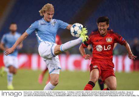 FUSSBALL CHAMPIONS LEAGUE SAISON 2015 2016 QUALIFIKATION Lazio Rom - Bayer 04 Leverkusen 18.08.2015 Dusan Basta (li, Lazio Rom) gegen Heung-Min Son (re, Bayer 04 Leverkusen) 