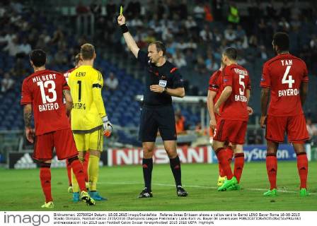 Referee Jonas Eriksson shows a yellow card to Bernd LENO Bayer Roma 18-08-2015 Stadio Olimpico, Football Calcio 2015 2016 Champions League Preliminary Lazio Rom vs. Bayer 04 Leverkusen andreaxstaccioli