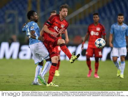 FUSSBALL CHAMPIONS LEAGUE SAISON 2015 2016 QUALIFIKATION Lazio Rom - Bayer 04 Leverkusen 18.08.2015 Mauricio (li, Lazio Rom) gegen Stefan Kiessling (re, Bayer 04 Leverkusen) 