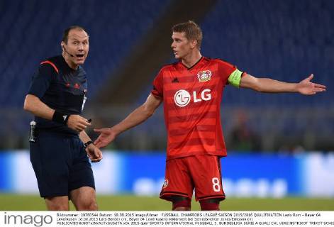 FUSSBALL CHAMPIONS LEAGUE SAISON 2015 2016 QUALIFIKATION Lazio Rom - Bayer 04 Leverkusen 18.08.2015 Lars Bender (re, Bayer 04 Leverkusen) reklamiert bei Schiedsrichter Jonas Eriksson (li) 