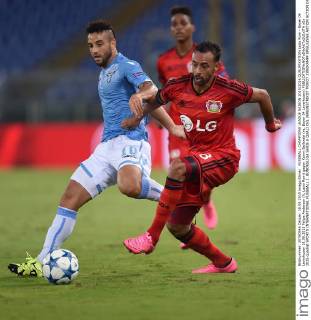 FUSSBALL CHAMPIONS LEAGUE SAISON 2015 2016 QUALIFIKATION Lazio Rom - Bayer 04 Leverkusen 18.08.2015 Felipe Anderson (li, Lazio Rom) gegen Karim Bellarabi (re, Bayer 04 Leverkusen) 