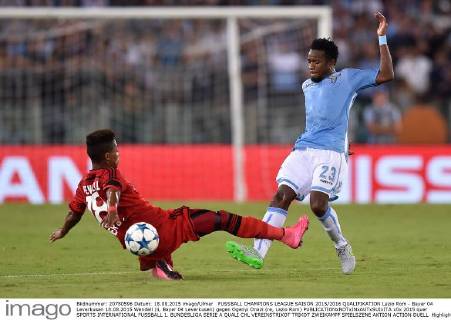 FUSSBALL CHAMPIONS LEAGUE SAISON 2015 2016 QUALIFIKATION Lazio Rom - Bayer 04 Leverkusen 18.08.2015 Wendell (li, Bayer 04 Leverkusen) gegen Ogenyi Onazi (re, Lazio Rom) 