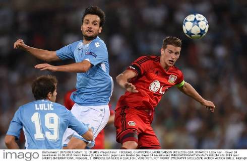 FUSSBALL CHAMPIONS LEAGUE SAISON 2015 2016 QUALIFIKATION Lazio Rom - Bayer 04 Leverkusen 18.08.2015 Marco Parolo (li, Lazio Rom) gegen Lars Bender (re, Bayer 04 Leverkusen) 