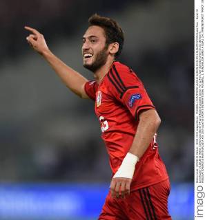 FUSSBALL CHAMPIONS LEAGUE SAISON 2015 2016 QUALIFIKATION Lazio Rom - Bayer 04 Leverkusen 18.08.2015 Hakan Calhanoglu (Bayer 04 Leverkusen) bejubelt seinen Tor zu früh. Der Schiedsrichter hat es aberkannt. 