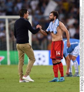 Fussball International Champions League Saison 2015 2016 Qualifikation 18.08.2015 Lazio Rom - Bayer 04 Leverkusen Enttaeuschung Bayer 04 Leverkusen: Trainer Roger Schmidt (li) klatscht Admir Mehmedi ab 