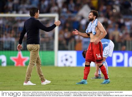 Fussball International Champions League Saison 2015 2016 Qualifikation 18.08.2015 Lazio Rom - Bayer 04 Leverkusen Enttaeuschung Bayer 04 Leverkusen: Trainer Roger Schmidt (li) klatscht Admir Mehmedi ab 