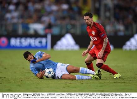 FUSSBALL CHAMPIONS LEAGUE SAISON 2015 2016 QUALIFIKATION Lazio Rom - Bayer 04 Leverkusen 18.08.2015 Antonio Candreva (li, Lazio Rom) gegen Roberto Hilbert (re, Bayer 04 Leverkusen) 