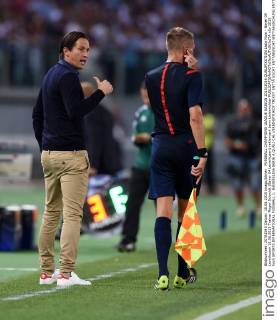 FUSSBALL CHAMPIONS LEAGUE SAISON 2015 2016 QUALIFIKATION Lazio Rom - Bayer 04 Leverkusen 18.08.2015 Trainer Roger Schmidt (Bayer 04 Leverkusen) reklamiert beim Linienrichter 