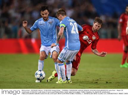 FUSSBALL CHAMPIONS LEAGUE SAISON 2015 2016 QUALIFIKATION Lazio Rom - Bayer 04 Leverkusen 18.08.2015 Lorik Cana (li) und Lucas Biglia (MItte, beide Lazio Rom) gegen Stefan Kiessling (re, Bayer 04 Leverkusen) 