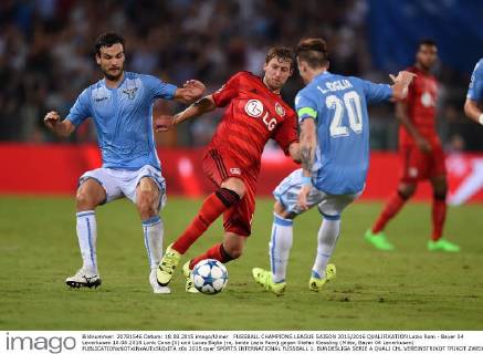 FUSSBALL CHAMPIONS LEAGUE SAISON 2015 2016 QUALIFIKATION Lazio Rom - Bayer 04 Leverkusen 18.08.2015 Lorik Cana (li) und Lucas Biglia (re, beide Lazio Rom) gegen Stefan Kiessling (Mitte, Bayer 04 Leverkusen) 