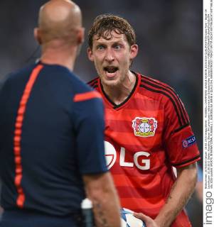 FUSSBALL CHAMPIONS LEAGUE SAISON 2015 2016 QUALIFIKATION Lazio Rom - Bayer 04 Leverkusen 18.08.2015 Stefan Kiessling (Bayer 04 Leverkusen) reklamiert bei Schiedsrichter Jonas Eriksson 
