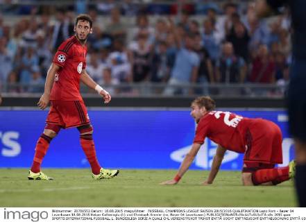 FUSSBALL CHAMPIONS LEAGUE SAISON 2015 2016 QUALIFIKATION Lazio Rom - Bayer 04 Leverkusen 18.08.2015 Hakan Calhanoglu (li) und Christoph Kramer (re, Bayer 04 Leverkusen) 