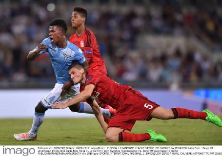 FUSSBALL CHAMPIONS LEAGUE SAISON 2015 2016 QUALIFIKATION Lazio Rom - Bayer 04 Leverkusen 18.08.2015 Balde Diao Keita (li, Lazio Rom) kann Kyriakos Papadopoulos (re, Bayer 04 Leverkusen) enteilen 