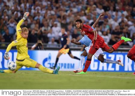 FUSSBALL CHAMPIONS LEAGUE SAISON 2015 2016 QUALIFIKATION Lazio Rom - Bayer 04 Leverkusen 18.08.2015 Balde Diao Keita (Mitte, Lazio Rom) erzielt das Tor zum 1:0. Torwart Bernd Leno (li) und Jonathan Tah (re, beide Bayer 04 Leverkusen) kommen zu spaet 