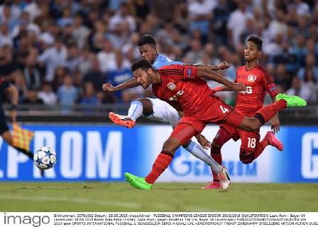 FUSSBALL CHAMPIONS LEAGUE SAISON 2015 2016 QUALIFIKATION Lazio Rom - Bayer 04 Leverkusen 18.08.2015 Balde Diao Keita (hinten, Lazio Rom) gegen Jonathan Tah (re, Bayer 04 Leverkusen) 