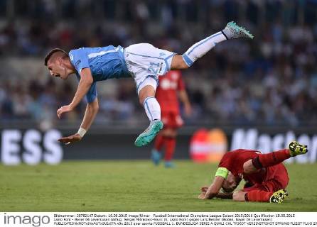 Fussball International Champions League Saison 2015 2016 Qualifikation 18.08.2015 Lazio Rom - Bayer 04 Leverkusen Abflug; Sergej Milinkovic-Savic (li, Lazio Rom) gegen Lars Bender (Boden, Bayer 04 Leverkusen) 