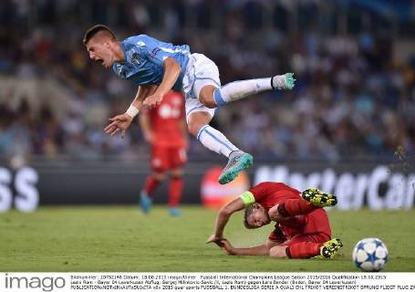 Fussball International Champions League Saison 2015 2016 Qualifikation 18.08.2015 Lazio Rom - Bayer 04 Leverkusen Abflug; Sergej Milinkovic-Savic (li, Lazio Rom) gegen Lars Bender (Boden, Bayer 04 Leverkusen) 