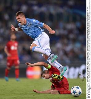 Fussball International Champions League Saison 2015 2016 Qualifikation 18.08.2015 Lazio Rom - Bayer 04 Leverkusen Abflug; Sergej Milinkovic-Savic (oben, Lazio Rom) gegen Lars Bender (Boden, Bayer 04 Leverkusen) 