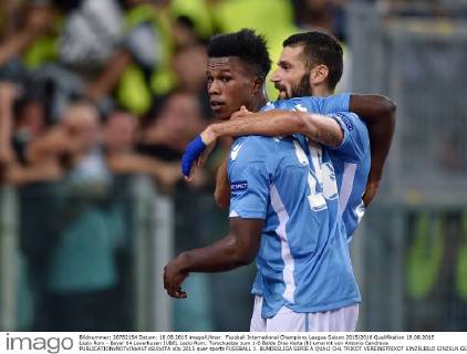 Fussball International Champions League Saison 2015 2016 Qualifikation 18.08.2015 Lazio Rom - Bayer 04 Leverkusen JUBEL Lazio Rom; Torschuetze zum 1-0 Balde Diao Keita (li) umarmt von Antonio Candreva 