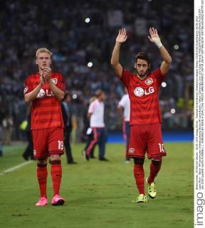 Fussball International Champions League Saison 2015 2016 Qualifikation 18.08.2015 Lazio Rom - Bayer 04 Leverkusen Enttaeuschung Bayer 04 Leverkusen: Hakan Calhanoglu (re) und Julian Brandt 