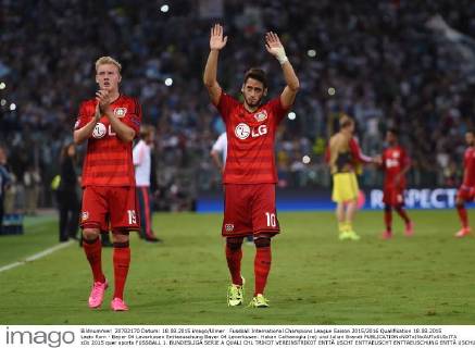 Fussball International Champions League Saison 2015 2016 Qualifikation 18.08.2015 Lazio Rom - Bayer 04 Leverkusen Enttaeuschung Bayer 04 Leverkusen: Hakan Calhanoglu (re) und Julian Brandt 