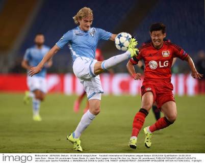 Fussball International Champions League Saison 2015 2016 Qualifikation 18.08.2015 Lazio Rom - Bayer 04 Leverkusen Dusan Basta (li, Lazio Rom) gegen Heung-Min Son (re, Bayer 04 Leverkusen) 