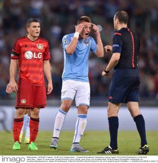 Fussball International Champions League Saison 2015 2016 Qualifikation 18.08.2015 Lazio Rom - Bayer 04 Leverkusen Sergej Milinkovic-Savic (Mitte, Lazio Rom) und Schiedsrichter Jonas Eriksson (Schweden) beobachtet von Kyriakos Papadopoulos (li, Bayer 04 Leverkusen)