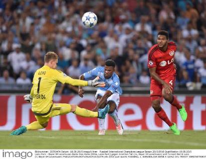 Fussball International Champions League Saison 2015 2016 Qualifikation 18.08.2015 Lazio Rom - Bayer 04 Leverkusen Balde Diao Keita (Mitte, Lazio Rom) gegen Jonathan Tah (re, Bayer 04 Leverkusen) und Torwart Bernd Leno (li, Bayer 04 Leverkusen) 
