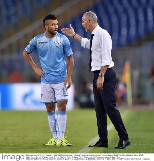 Fussball International Champions League Saison 2015 2016 Qualifikation 18.08.2015 Lazio Rom - Bayer 04 Leverkusen Trainer Stefano Pioli (re, Lazio Rom) Gespraech mit Felipe Anderson (li, Lazio Rom) 