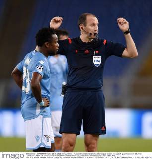 Fussball International Champions League Saison 2015 2016 Qualifikation 18.08.2015 Lazio Rom - Bayer 04 Leverkusen Schiedsrichter Jonas Eriksson (re, Schweden) mit Ogenyi Onazi (li, Lazio Rom) 
