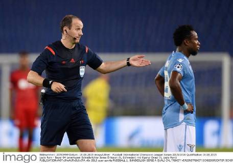 Fussball International Champions League Saison 2015 2016 Qualifikation 18.08.2015 Lazio Rom - Bayer 04 Leverkusen Schiedsrichter Jonas Eriksson (li, Schweden) mit Ogenyi Onazi (li, Lazio Rom) 