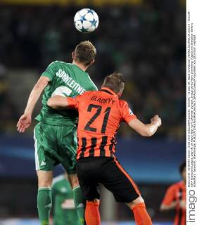 SOCCER - CL play off, Rapid vs Shakhtar VIENNA,AUSTRIA,19.AUG.15 - SOCCER - UEFA Champions League, play off, SK Rapid Wien vs FC Shakhtar Donetsk. Image shows Mario Sonnleitner (Rapid) and Oleksandr Gladkyy (Shakhtar). Keywords: Wien Energie. GEPAxpictures xPhilippxBrem